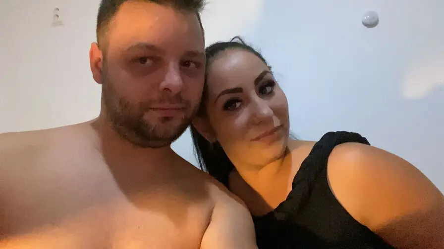 Live Sex Chat with IzaandDanny