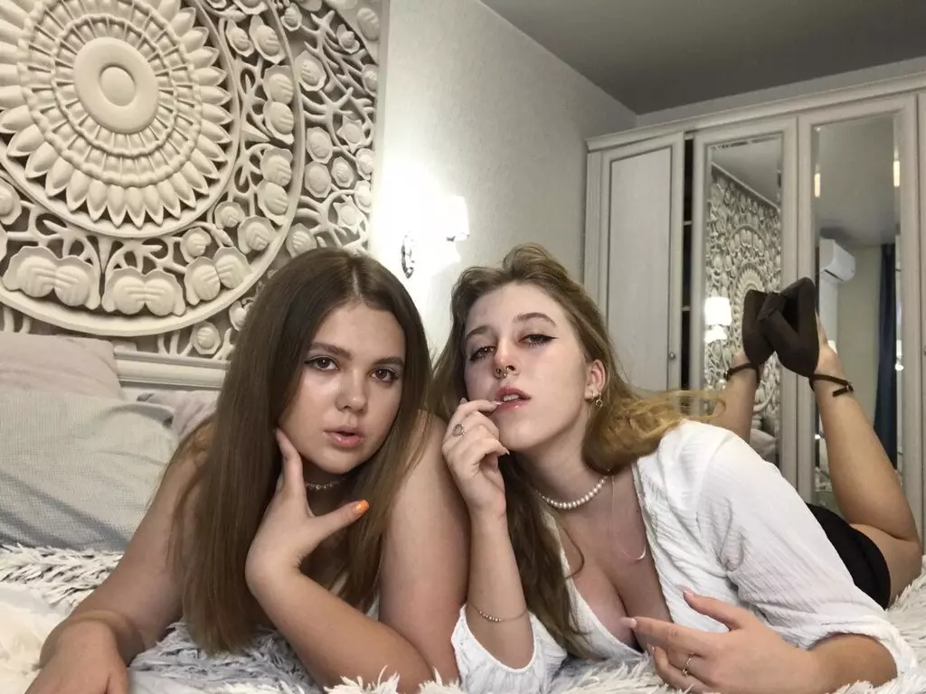 Live Sex Chat with JaninAndLuna