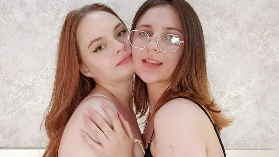 Live Sex Chat with KynleeAndPaola