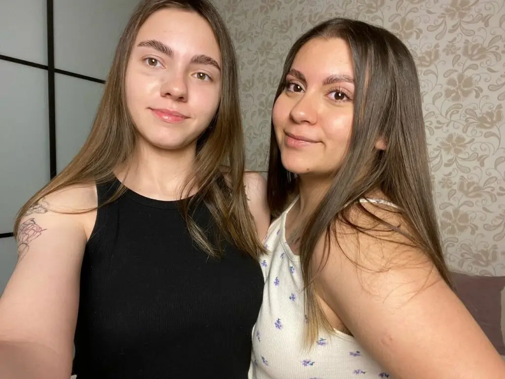 Live Sex Chat with LiliAndVic